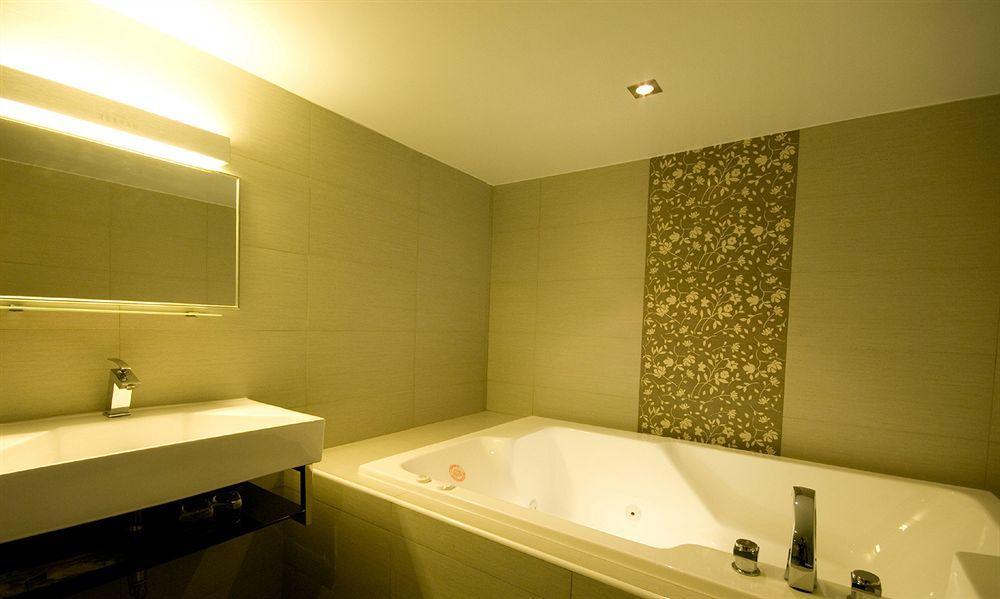 The Riverside Hotel Esthetics Kao-siung Exteriér fotografie